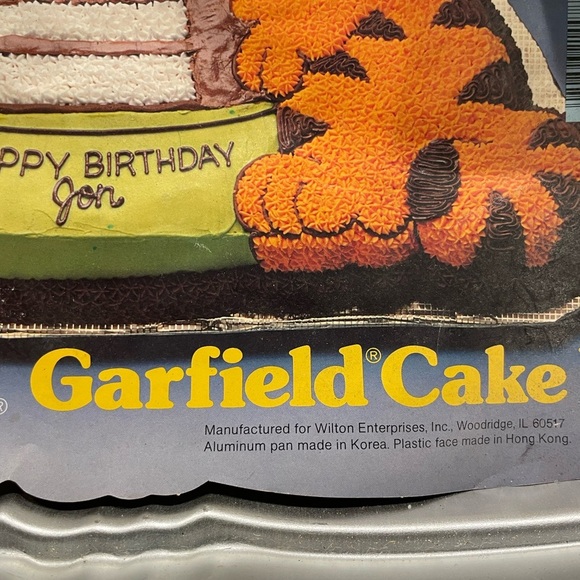Wilton Garfield Character Cake Pan - Picture 3 of 6